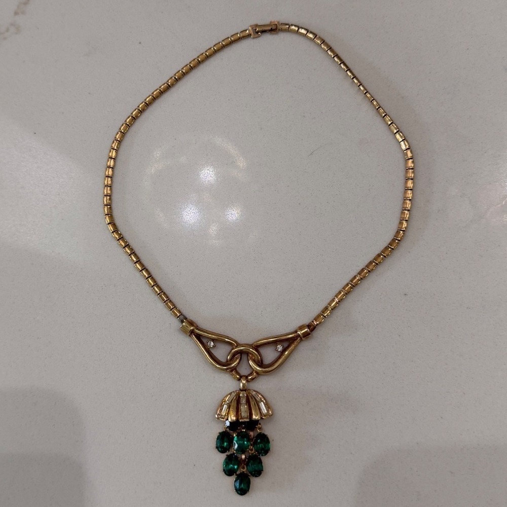 Trifari Vintage Green Crystal Grape Necklace Gold Tone Old Money Dark Academia - Picture 3 of 10
